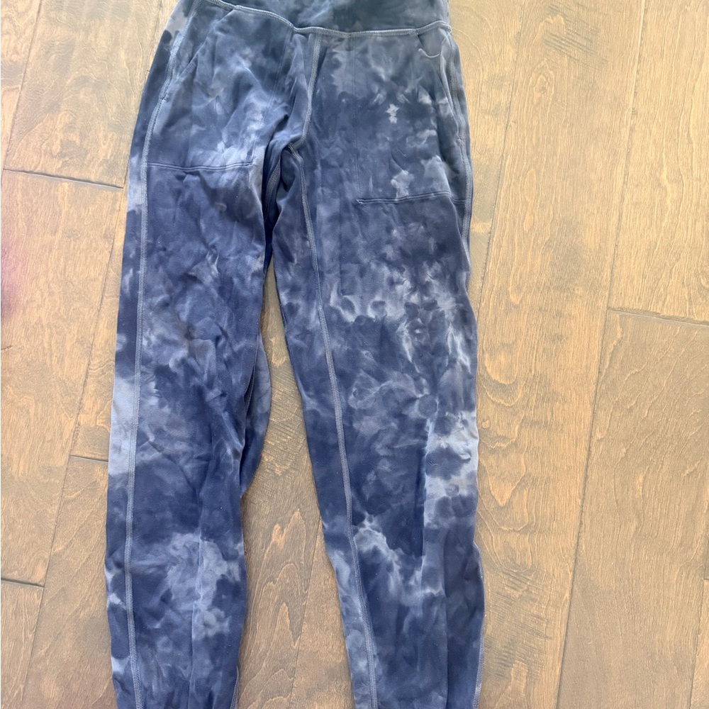 Lululemon woman Tie-Dye Joggers it is rulu size 2